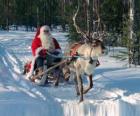 Noel Baba onun atlı kızak kar üzerinde ren geyiği ile